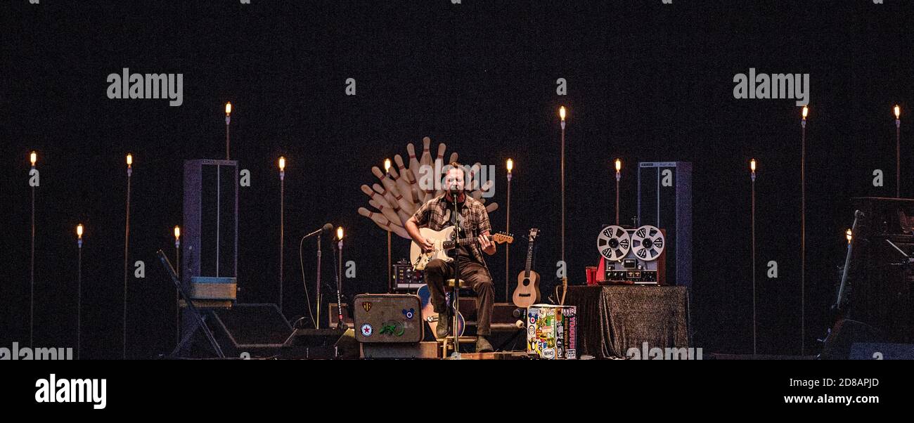 Eddie vedder hi-res stock photography and images - Alamy