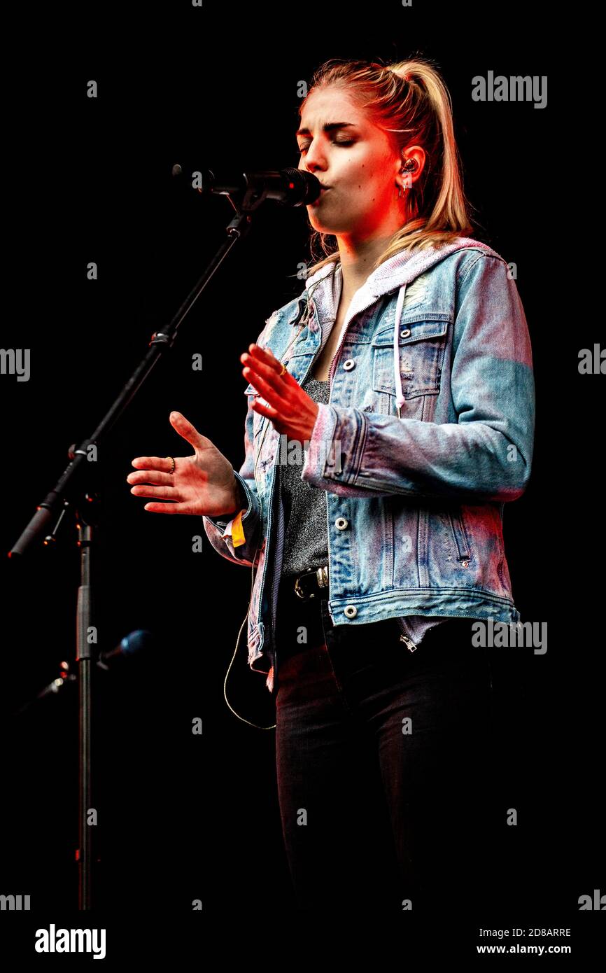 Hannah reid london grammar hi-res stock photography and images - Alamy