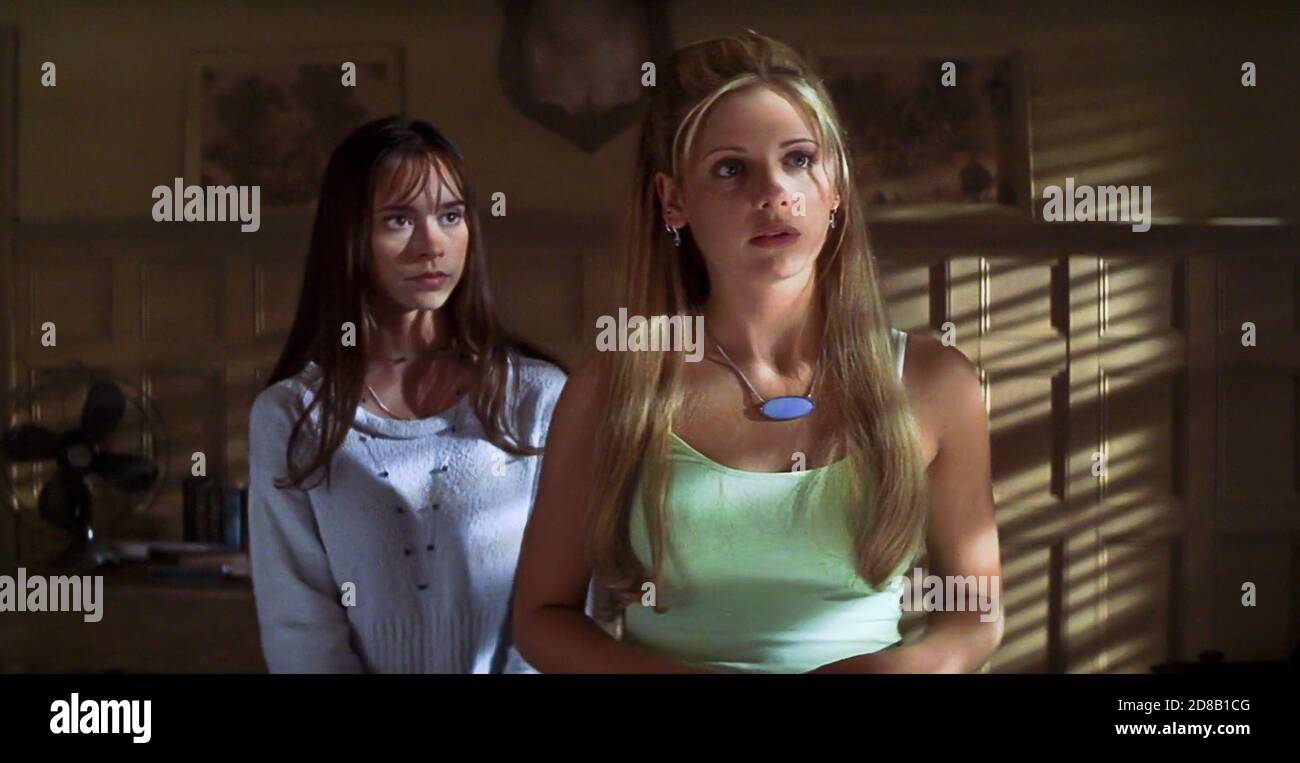 USA. Sarah Michelle Gellar and Jennifer Love Hewitt in a scene from(02)