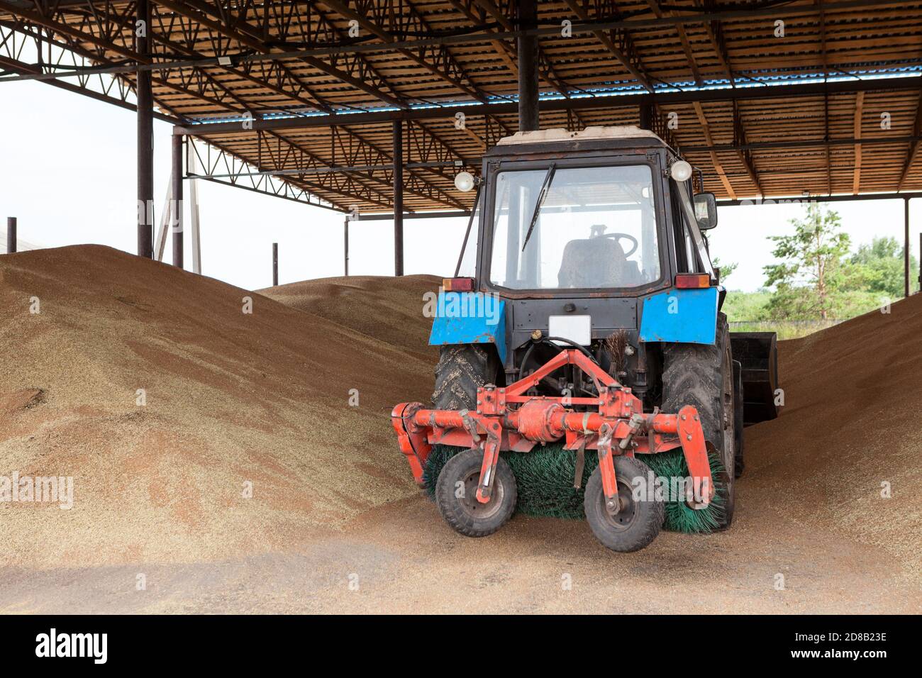 Flat grain storage capacity with sweeper tractor unit, grain warehouse