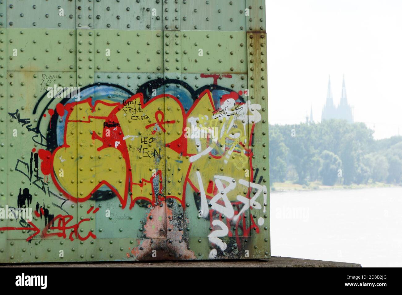 Pfeiler der Mülheimer Brücke, im Hintergrund der Kölner Dom, Köln, Nordrhein-Westfalen, Deutschland Stock Photo