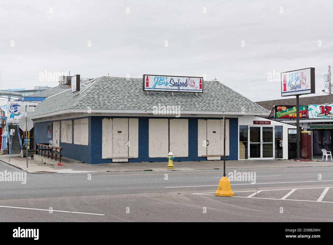 A classic New England seafood restaurant stands empty on the boardwalk because of COVID-19 restrictions at Hampton Beach, New Hampshire.  A normally p Stock Photo