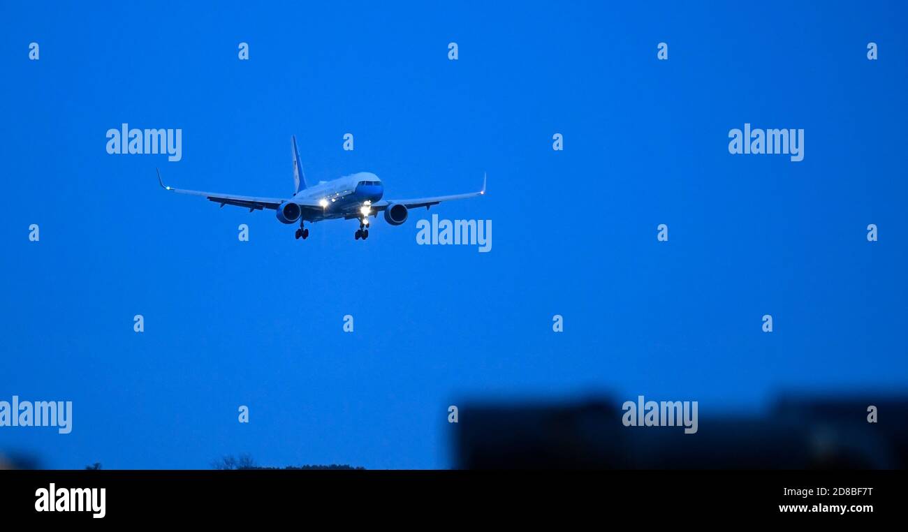 Flint, Michigan, USA. 28th Oct, 2020. Air Force 2 makes its approach before the Make America Great Again Victory Rally with Mike Pence at Bishop International Airport. Credit: Scott Hasse/ZUMA Wire/Alamy Live News Stock Photo