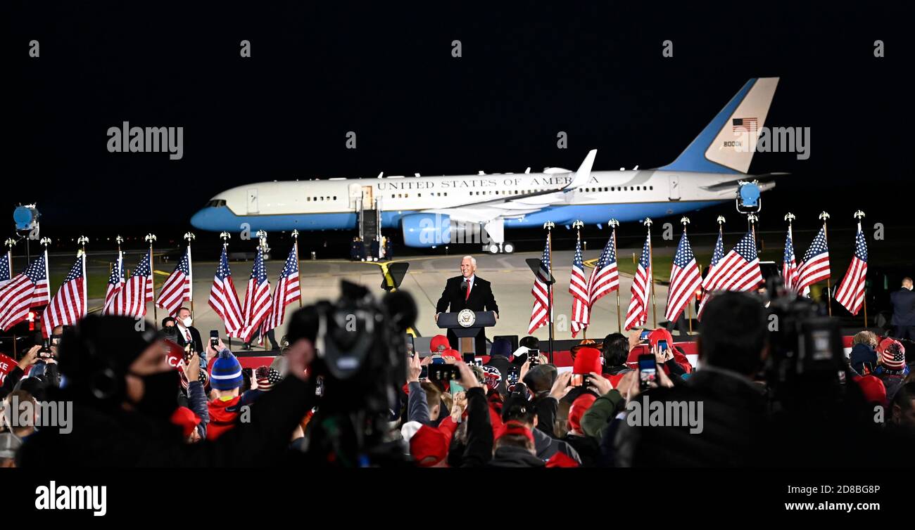 Flint, Michigan, USA. 28th Oct, 2020. Vice President MIKE PENCE speaks during the Make America Great Again Victory Rally with Mike Pence at Bishop International Airport. Credit: Scott Hasse/ZUMA Wire/Alamy Live News Stock Photo