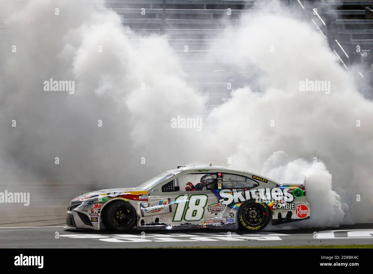 Fort Worth, Texas, USA. 28th Oct, 2020. Kyle Busch (18) wins the