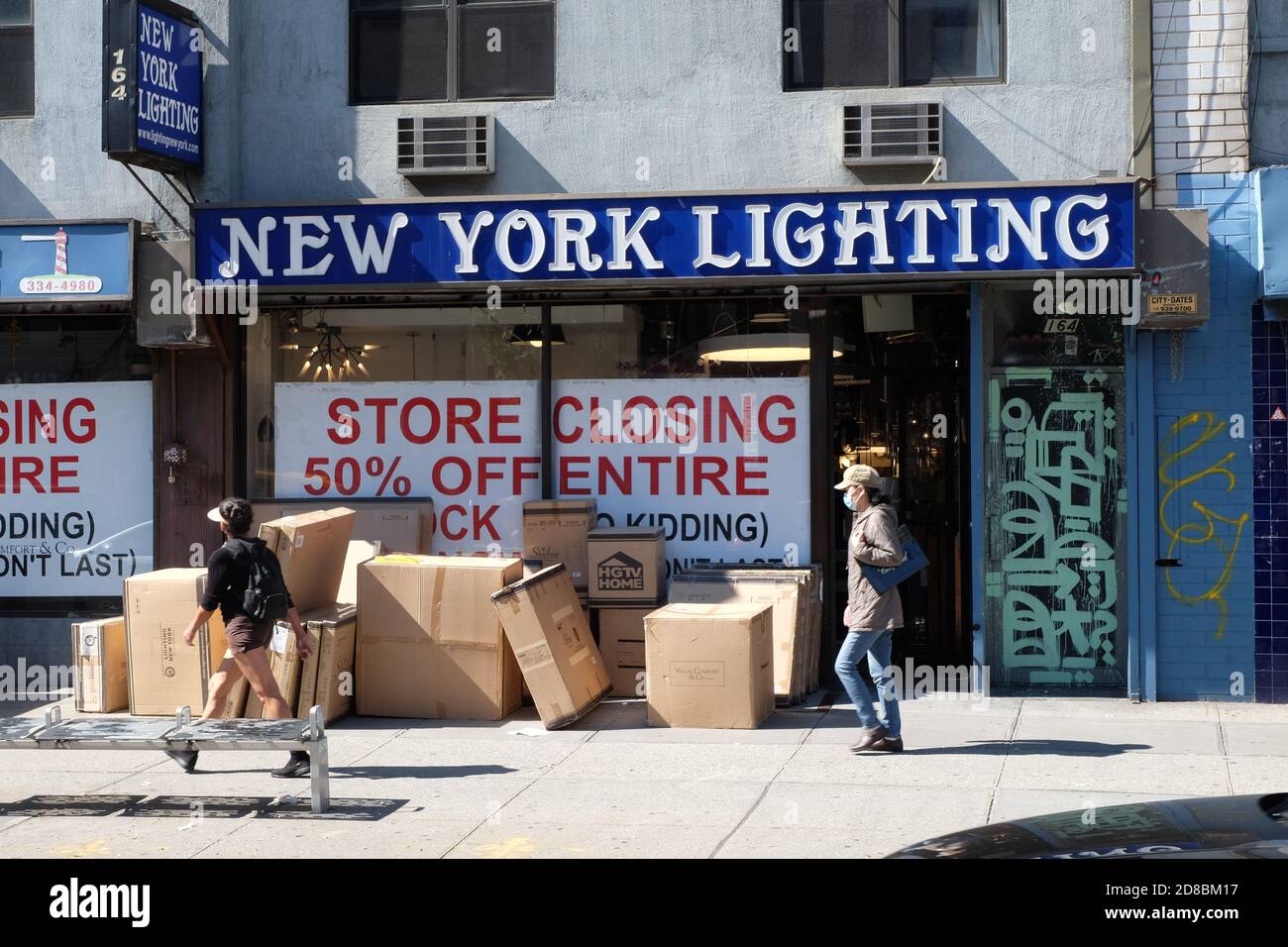 Store closing in New York City Stock Photo Alamy