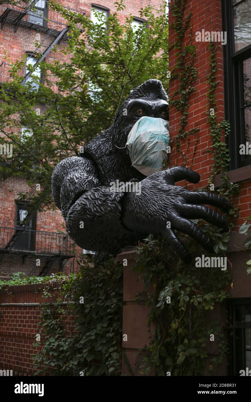 King Kong in New York City wearing a mask during covid Stock Photo