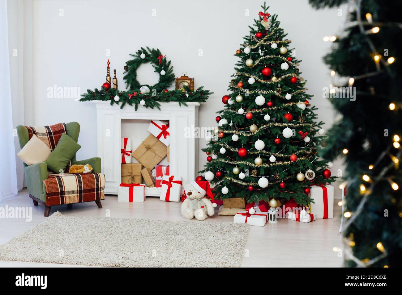 2022 Christmas In The White House Christmas Tree With Gifts By The Fireplace For The New Year Decor Of The  House 2021 2022 Stock Photo - Alamy