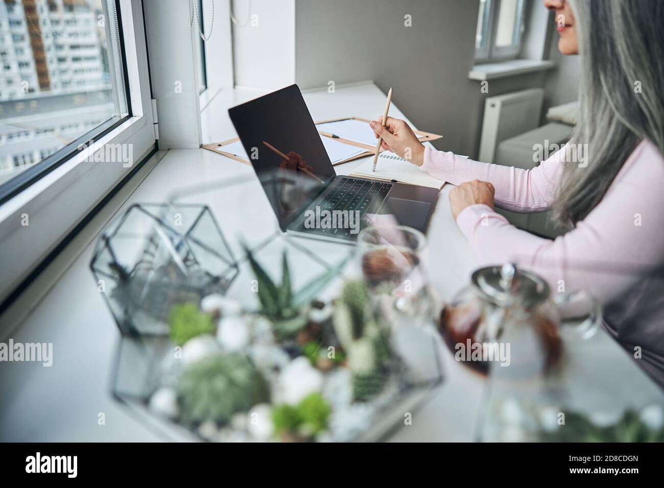 Adult woman notepad pencil hi-res stock photography and images - Alamy