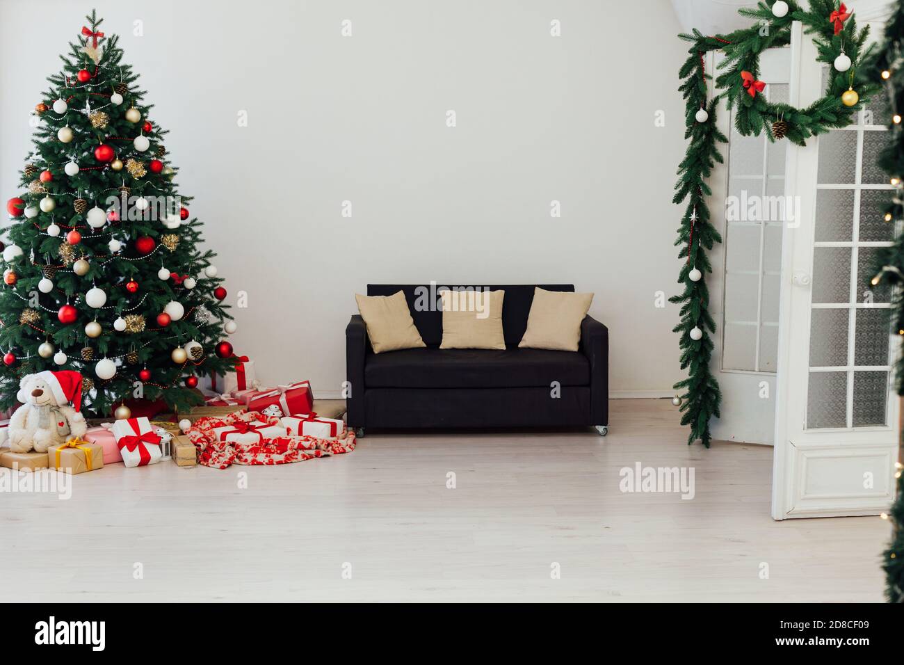 2022 White House Christmas Decoration 2022 New Year's Home Christmas Tree With Gift Decor Holiday White Background  2021 2022 Stock Photo - Alamy