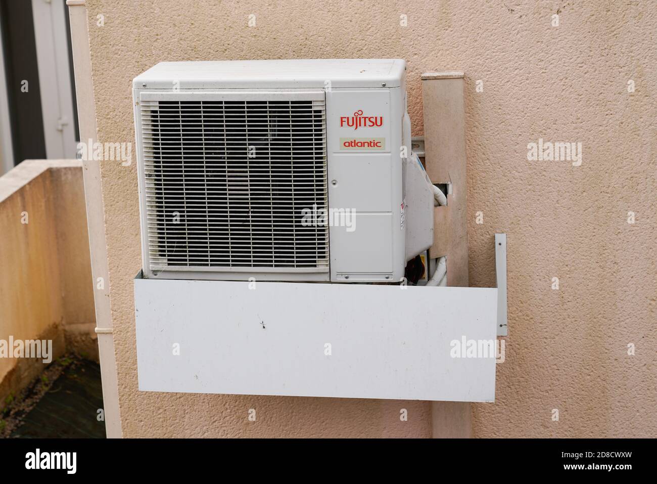 Bordeaux , Aquitaine / France - 10 20 2020 : atlantic FUJITSU logo and text  sign on Air conditioning outside the building Stock Photo - Alamy