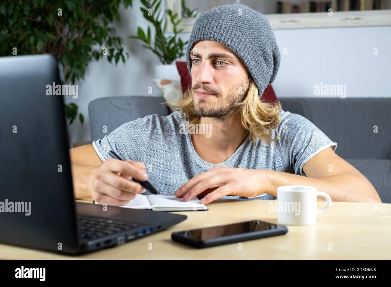 Man computer home writing hi-res stock photography and images - Alamy
