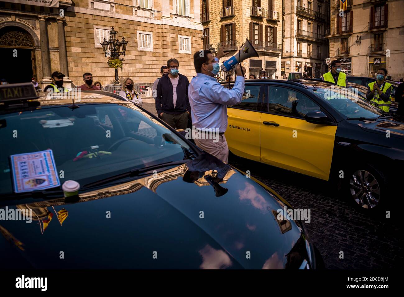Barcelona, Spain. 29th Oct, 2020. Taxi drivers gather in front of the Catalan Government and Barcelona's City Hall to protest against the stricter anti covid measures and the lack of public subsidies for the resulting loss of earnings Credit: Matthias Oesterle/Alamy Live News Stock Photo