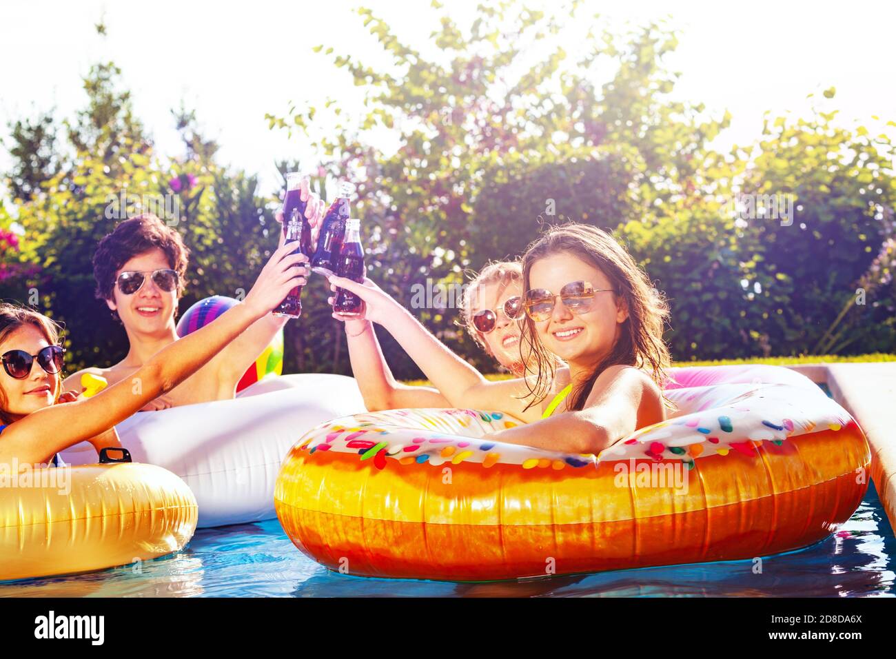 People group teens boys girls hi-res stock photography and images - Alamy