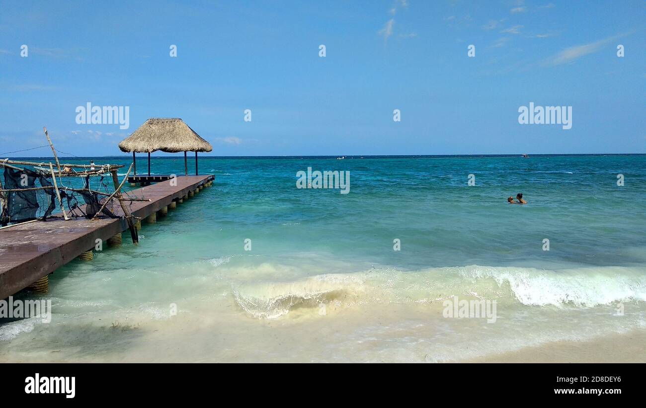 playa con agua azul turquesa en colombia Stock Photo