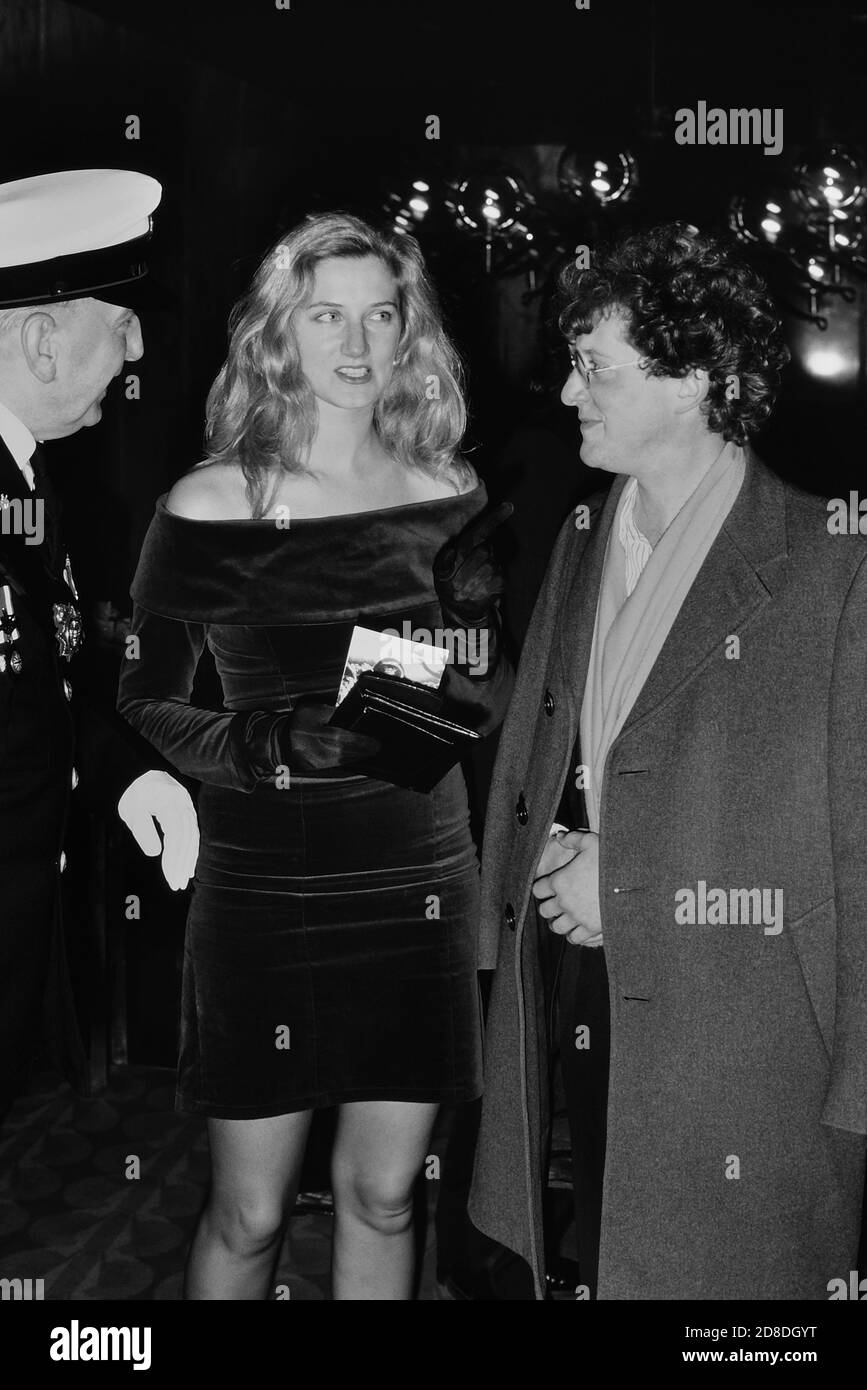 English actress Joely Richardson, Vanessa Redgrave's daughter, attends the 'Gorillas in the Mist' premiere with unknown partner on January 24, 1989 in London, England, UK Stock Photo