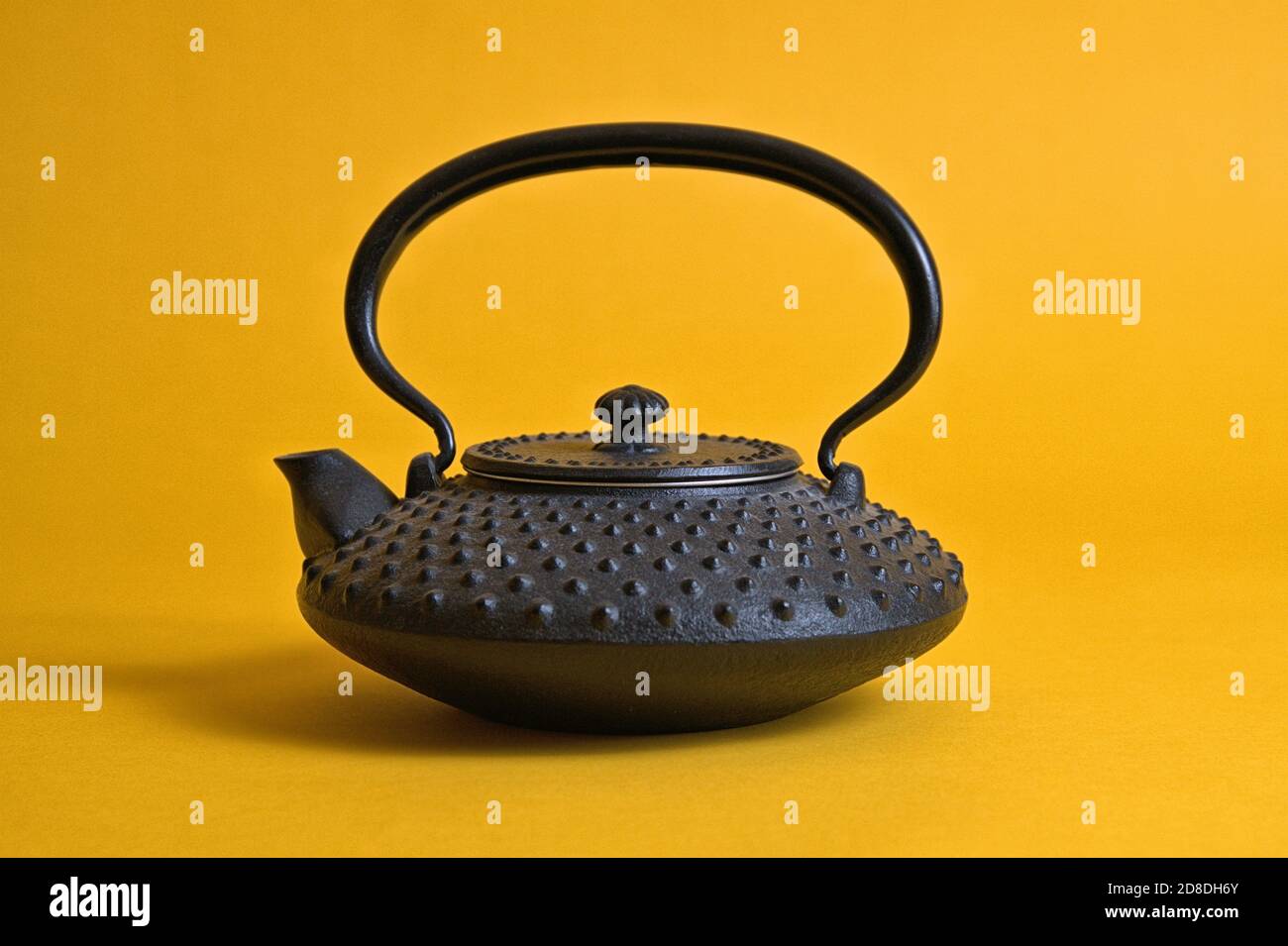 https://c8.alamy.com/comp/2D8DH6Y/schleswig-deutschland-28th-oct-2020-a-small-original-iwachu-cast-iron-teapot-from-japan-with-the-so-called-hail-pattern-arare-here-in-smaller-size-chu-arare-traditionally-these-jugs-were-not-used-as-a-teapot-but-as-a-kettle-tetsubin-in-which-the-water-was-heated-today-they-are-enamelled-on-the-inside-so-that-they-can-be-used-as-a-teapot-kyusu-photo-against-a-yellow-background-usage-worldwide-credit-dpaalamy-live-news-2D8DH6Y.jpg