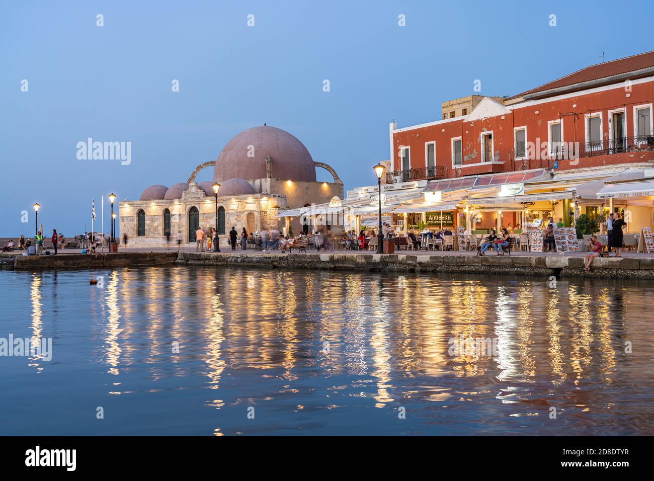 Restaurants und die Hasan-Pascha-Moschee am alten Venezianischen Hafen in der Abenddämmerung, Chania, Kreta, Griechenland, Europa   |  Restaurants and Stock Photo