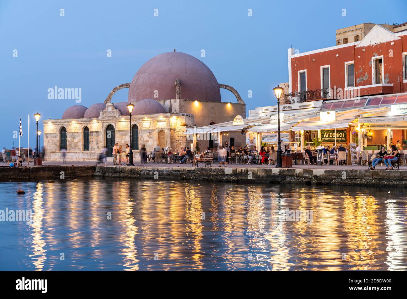 Restaurants und die Hasan-Pascha-Moschee am alten Venezianischen Hafen in der Abenddämmerung, Chania, Kreta, Griechenland, Europa   |  Restaurants and Stock Photo
