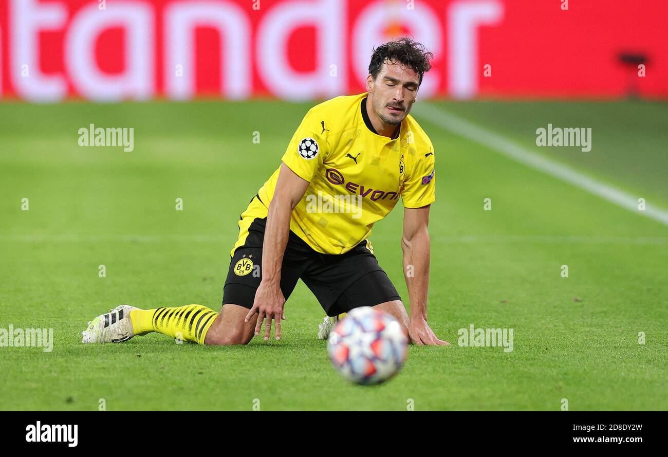 Firo 28 10 2020 Football Uefa Champions League Cl Chl Season 2020 2021 2nd Matchday Group F Bvb Borussia Dortmund Zenit St Petersburg 2 0 Mats Hummels Bvb On The Ground Enttauschung Usage Worldwide Stock Photo Alamy