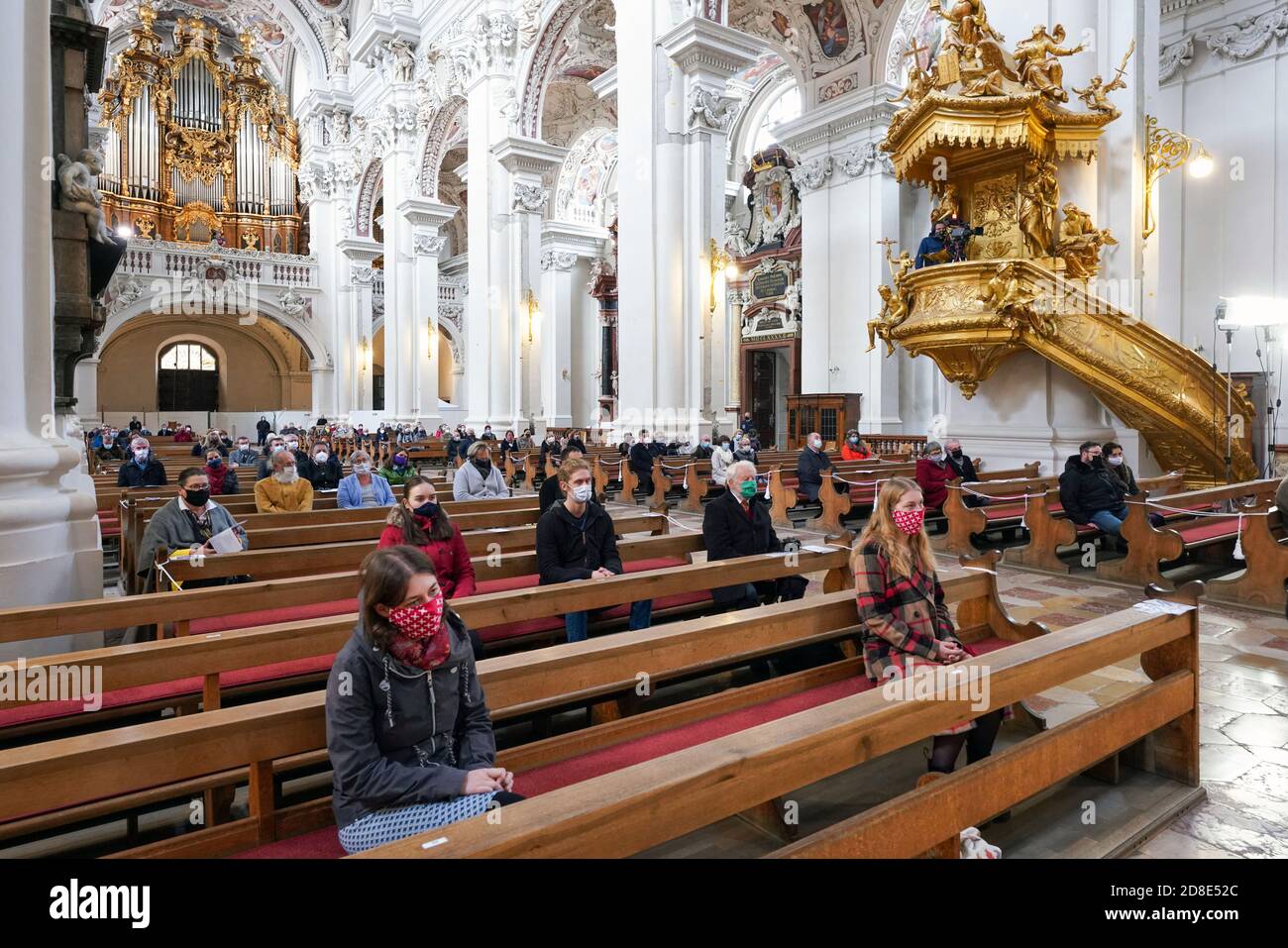 Pontifikalamt zum Sonntag der Weltmission am 25.10.2020 im Hohen Dom St. Stephan in Passau. Stock Photo
