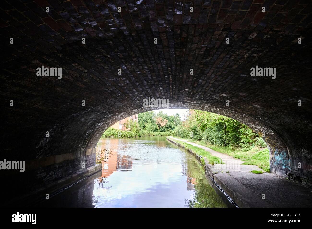 Bridge number 21 near Nuneaton on the Grand Union Canal showing the parallel brickwork construction Stock Photo