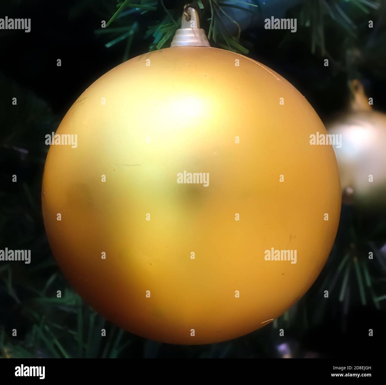 Closeup of a golden ball on a Christmas Stock Photo - Alamy