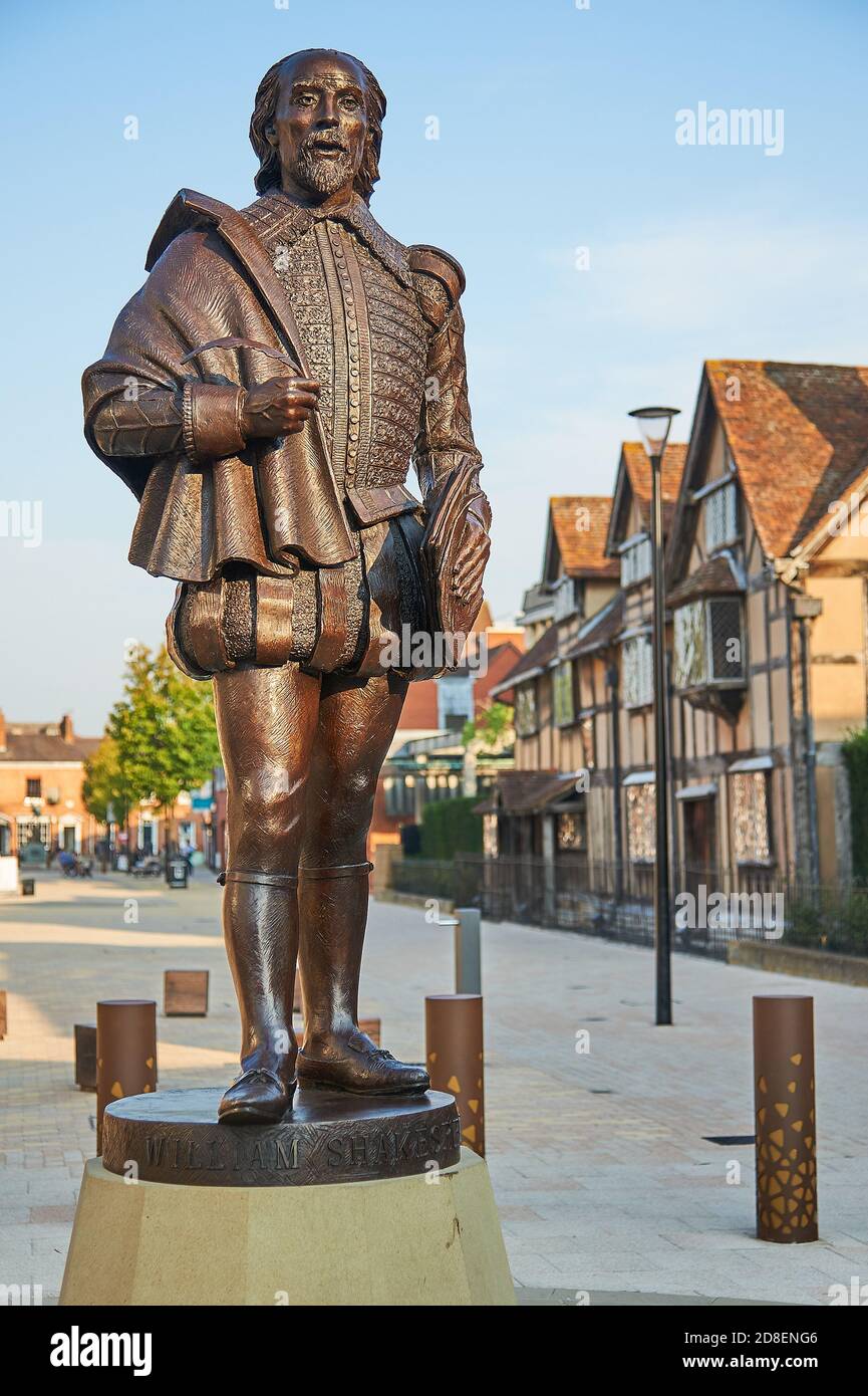 Statue of William Shakespeare stands outside his birthplace in Henley Street, Stratford upon Avon, Warwickshire Stock Photo