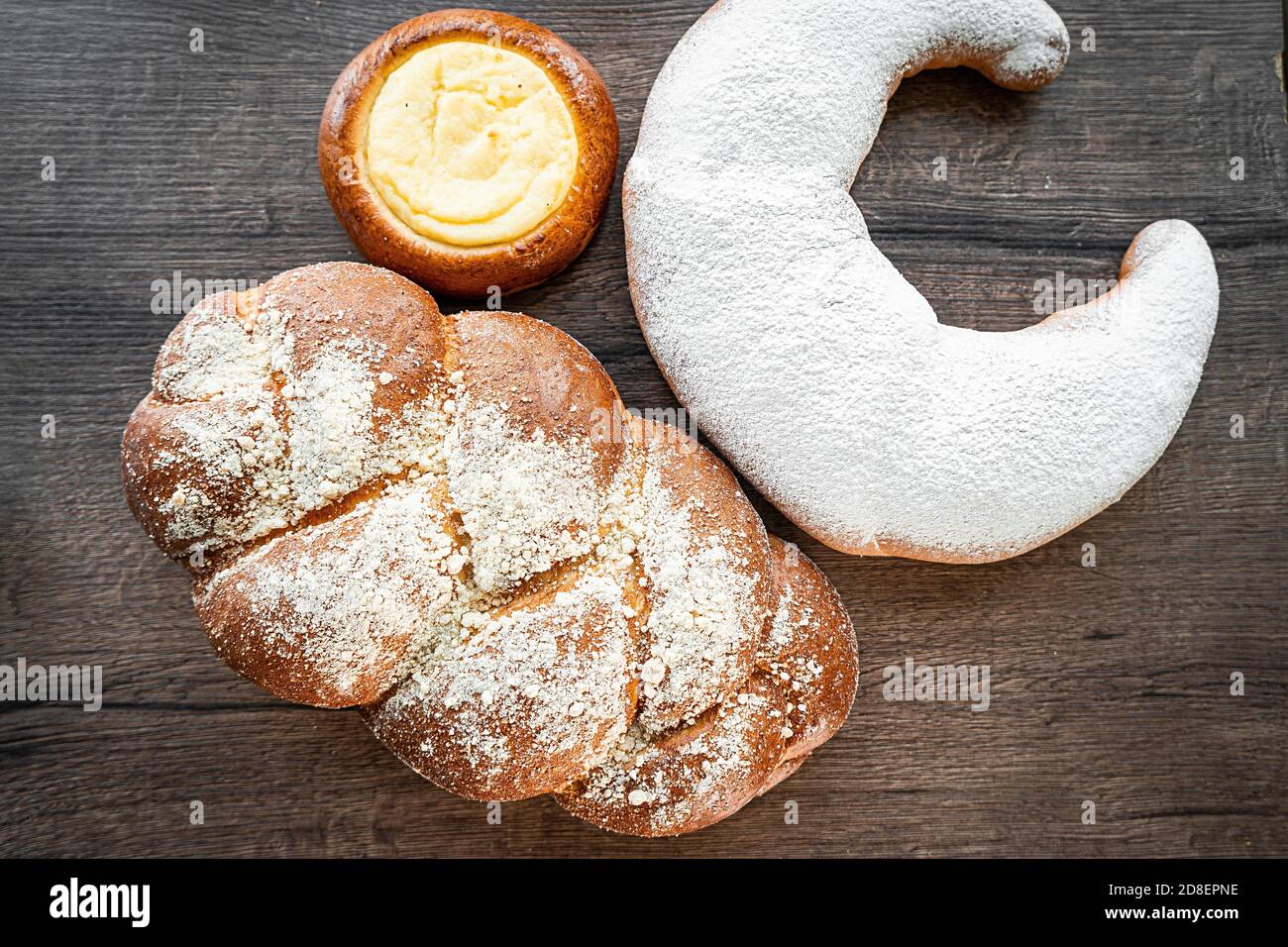 Fresh pastries buns wicker basket rustic style bakery Stock Photo - Alamy