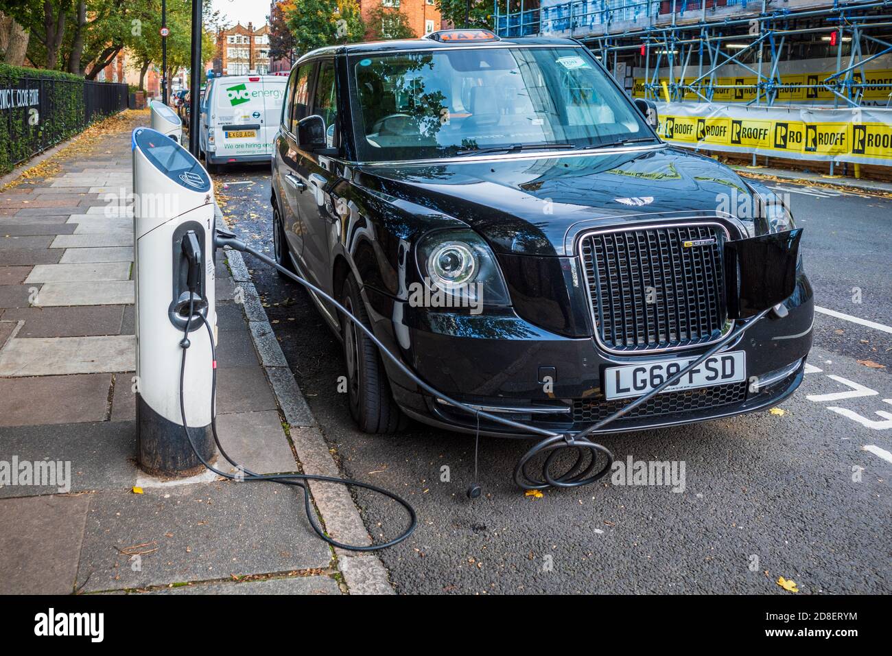 Electric Taxi Charging - LECV TX Ecity London Electric Taxi charging at a kerbside charging station. Stock Photo