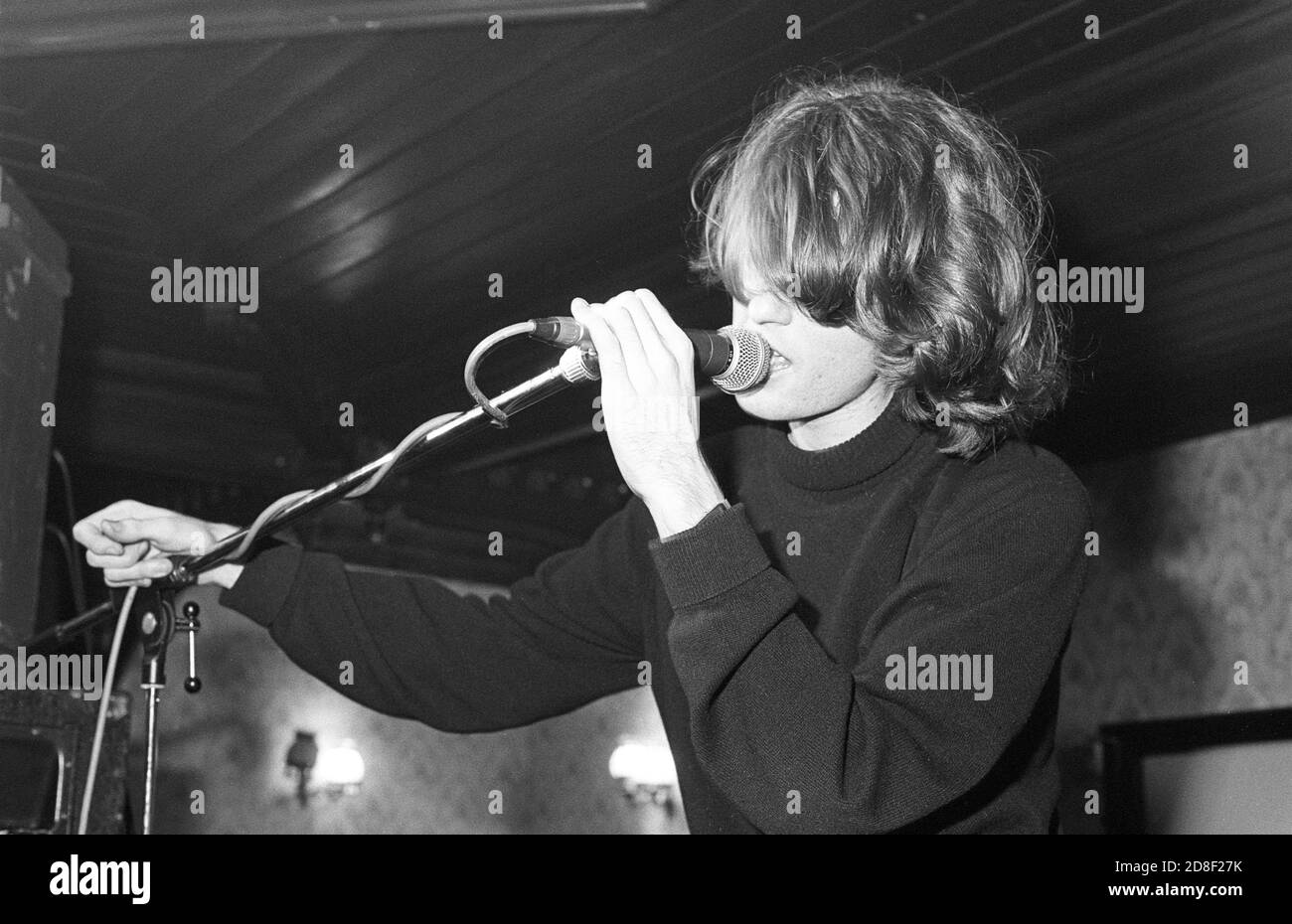 Andrew Sherriff of British shoegazing/alternative rock group Chapterhouse, on stage at Esquires, Bedford, UK in 1991. Stock Photo