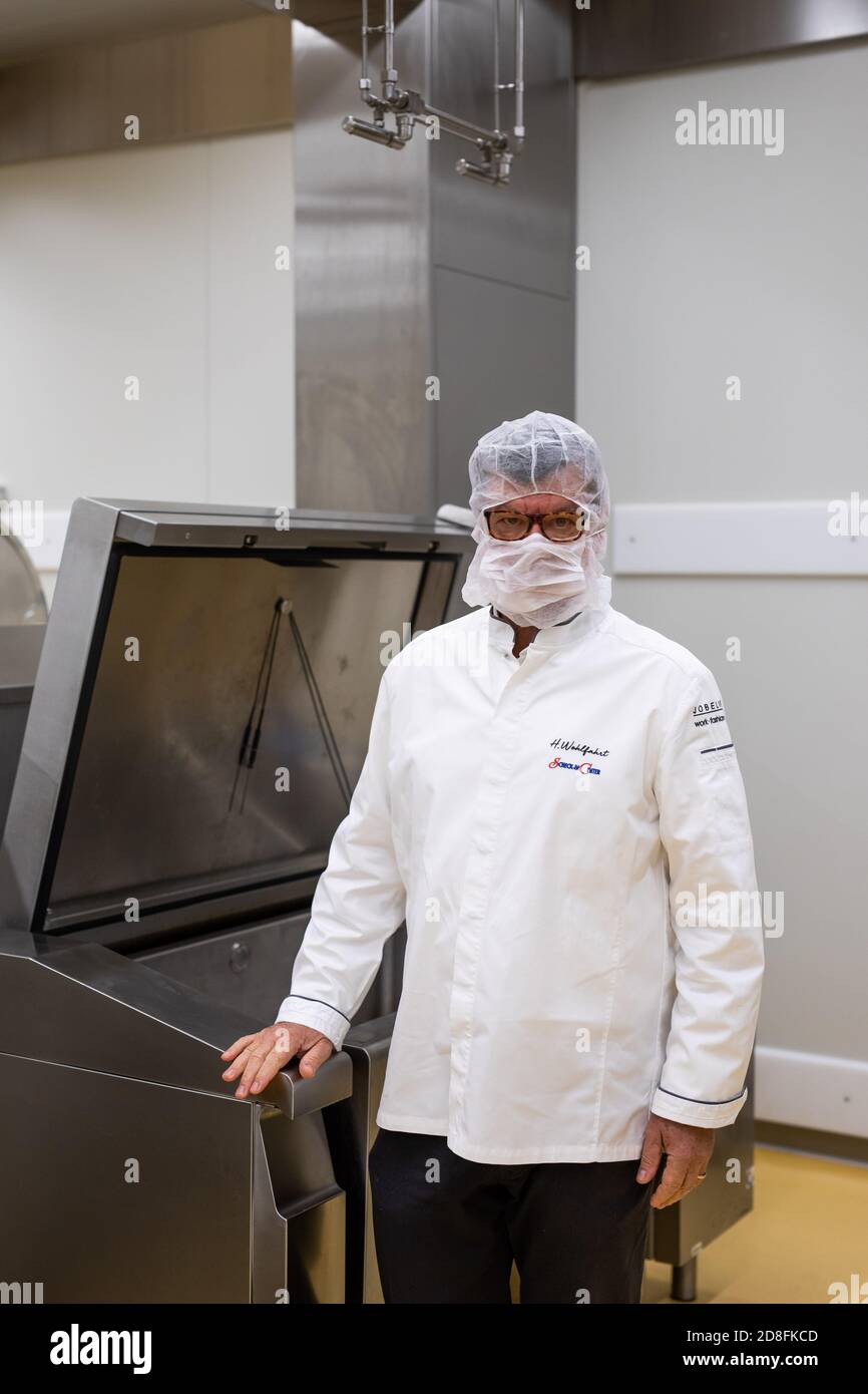 Achern, Germany. 12th Oct, 2020. The star chef Harald Wohlfahrt is in the work area of the canteen kitchen at Scheck-In Manufaktur. Star chef Wohlfahrt has designed and built a manufactory for the supermarket entrepreneur A. Scheck for the production of ready-made meals at a high level. Wohlfahrt will be 65 years old on 7.11.2020 Credit: Philipp von Ditfurth/dpa/Alamy Live News Stock Photo