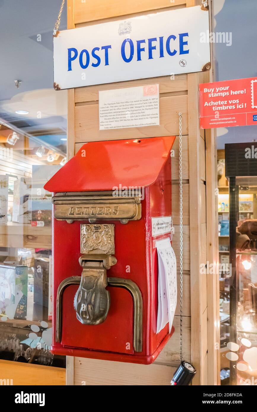 Visitors inside algonquin park visitors centre hires stock photography and images Alamy