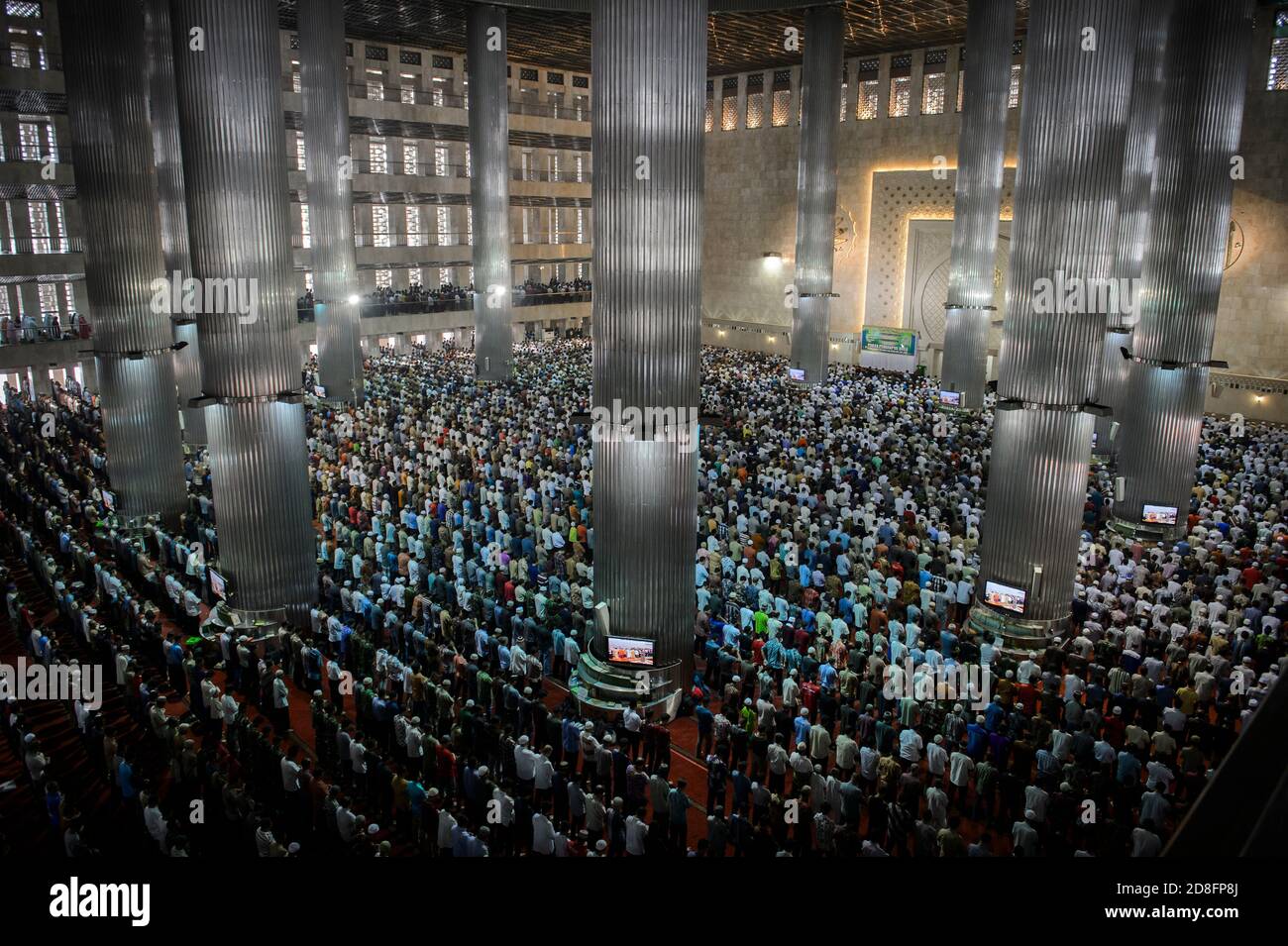 Indonesian Moslems pray at Istiqlal Mosque, Jakarta, Indonesia on  2015-07-08 Stock Photo