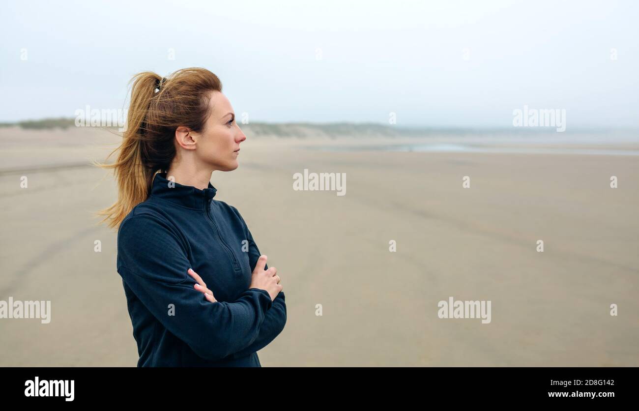 People looking cold unhappy hi-res stock photography and images - Alamy