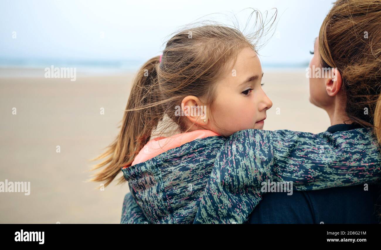 Mother daughter beach back hi-res stock photography and images - Alamy