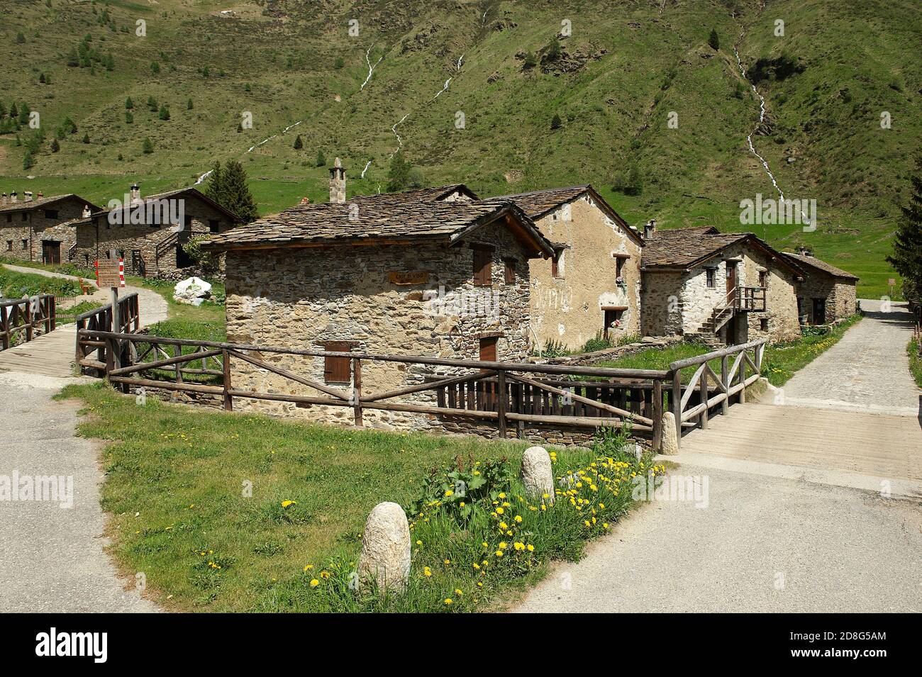 Valle di Viso (Bs), alta Valcamonica, le case di Viso. piccolo tipico
