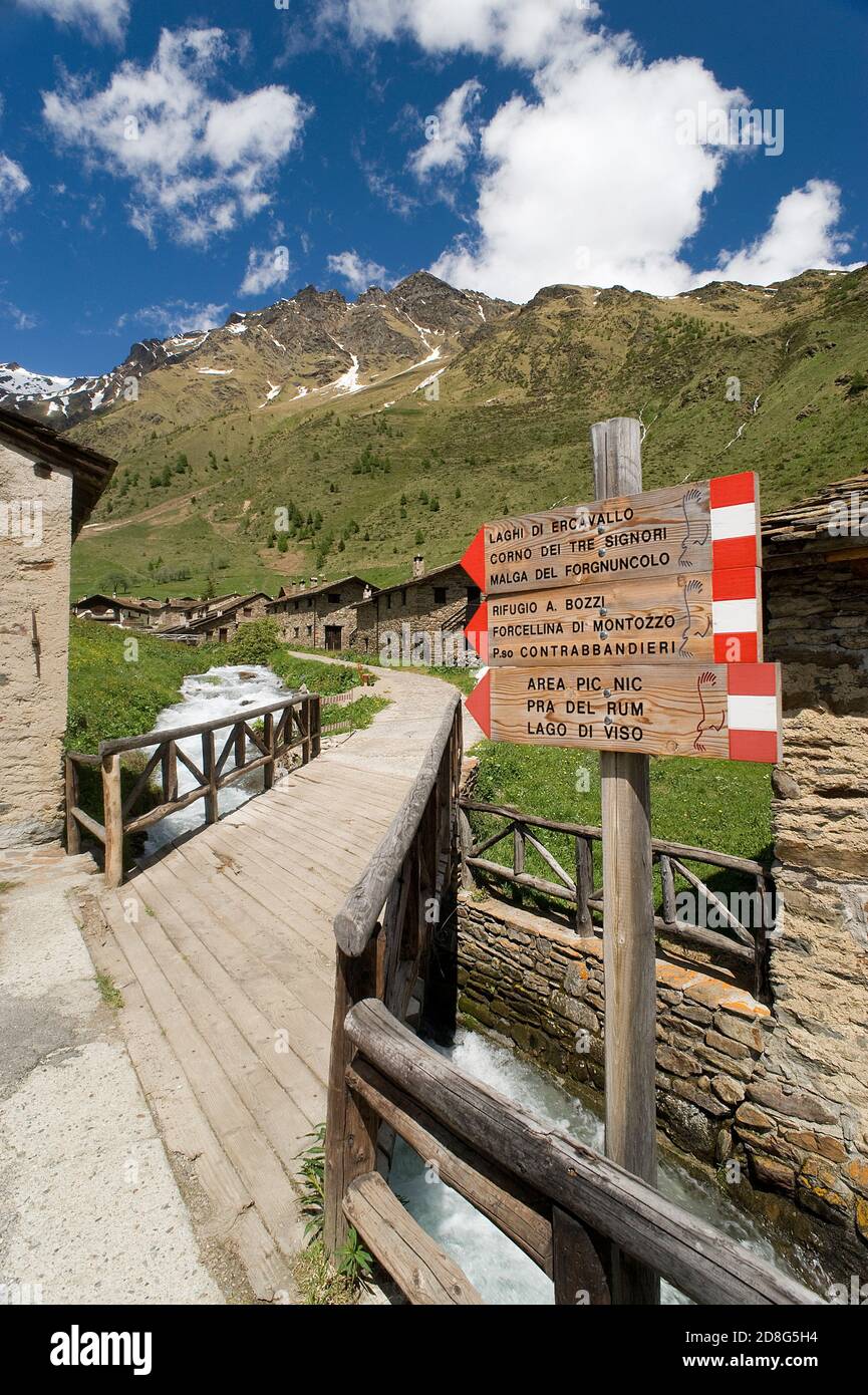 Valle di Viso (Bs), alta Valcamonica, le case di Viso. piccolo tipico