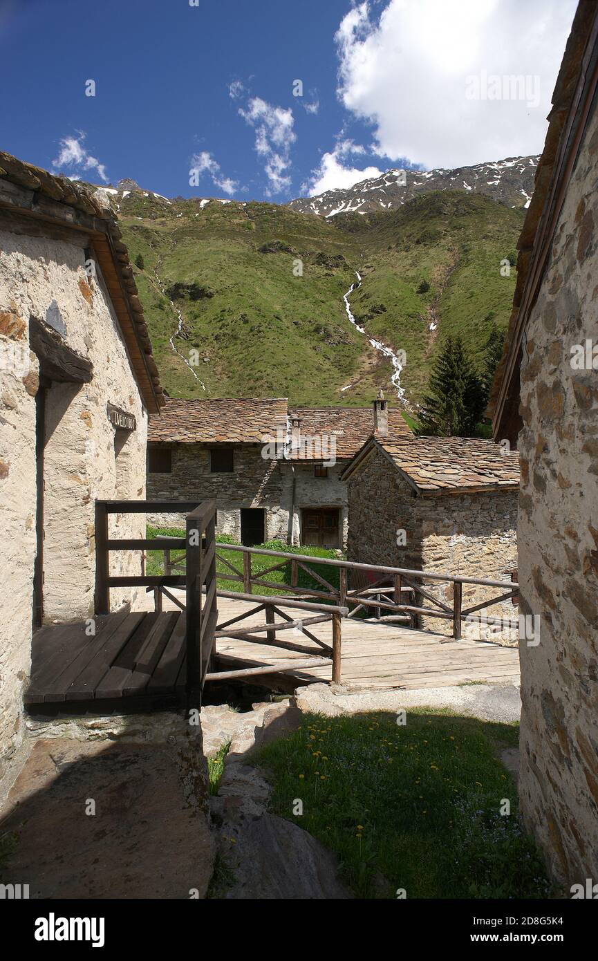 Valle di Viso (Bs), alta Valcamonica, le case di Viso. piccolo tipico borgo rurale Stock Photo