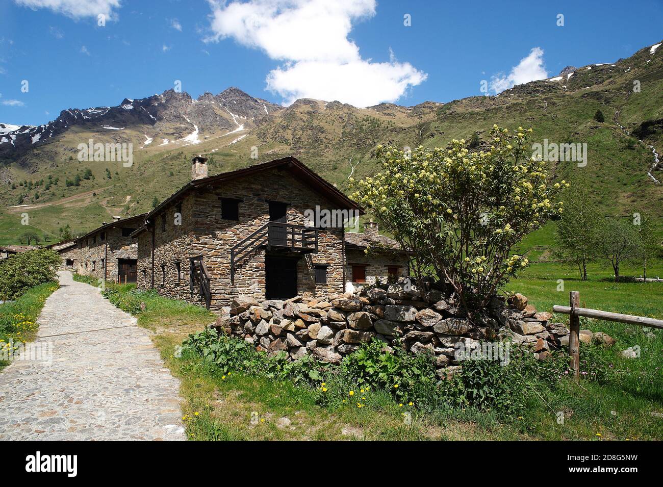 Valle di Viso (Bs), alta Valcamonica, le case di Viso. piccolo tipico