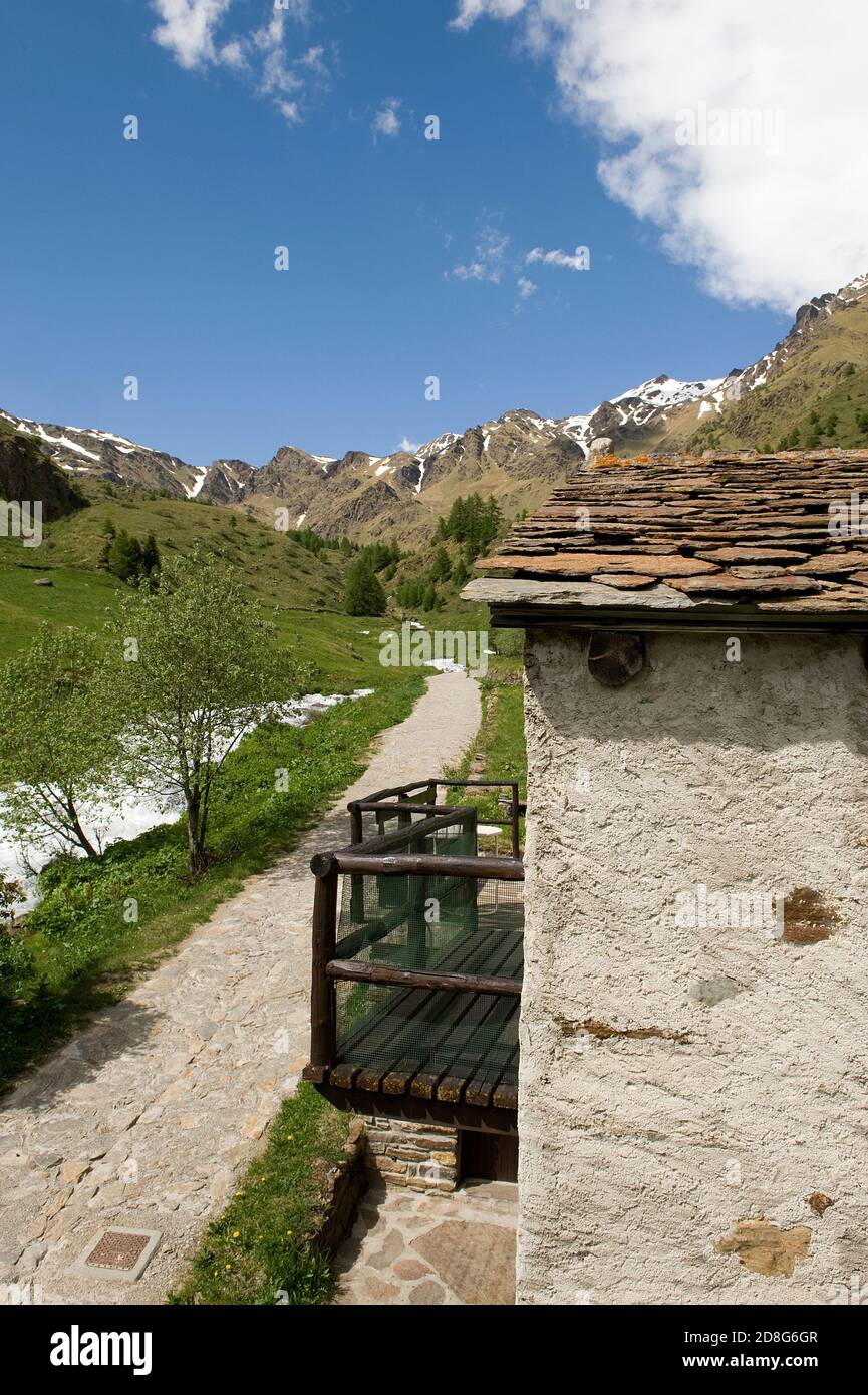 Valle di Viso (Bs), alta Valcamonica, le case di Viso. piccolo tipico