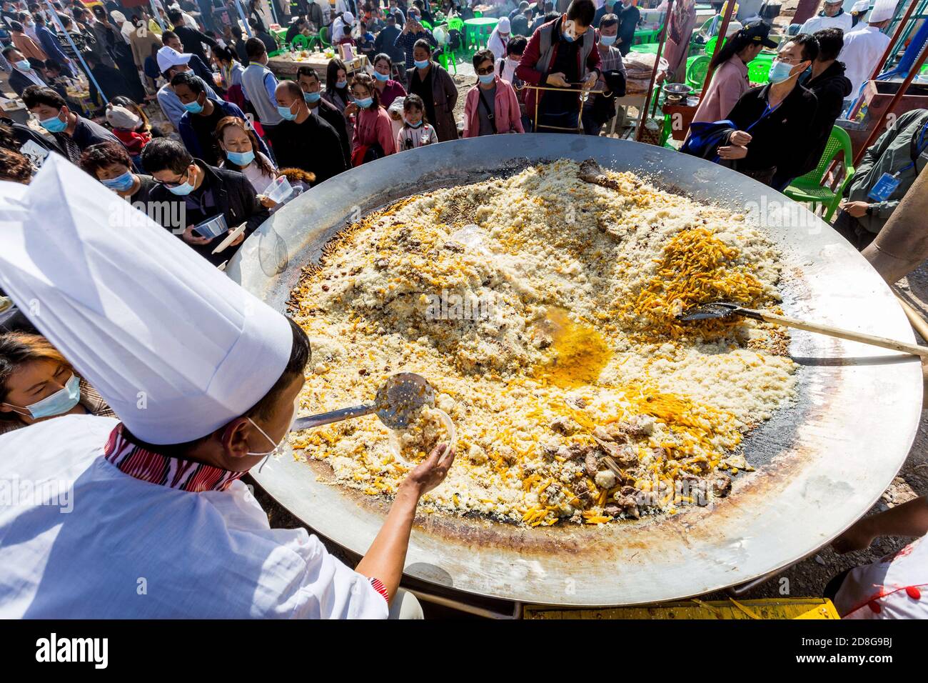 Xinjiang, Xinjiang, China. 30th Oct, 2020. XinjiangÃ¯Â¼Å'CHINA-On October 24, 2020, the 12th Shaya Euphrates Festival and the 2nd Shaya Heroes' Meeting were held in Shaya County, Xinjiang Province. The event opened in Shaya Zhou Scenic Spot on the south bank of tarim River in the county.During the event, the organizers will also hold a bicycle challenge, food exhibition, boating and other colorful series of activities. On the day of the event, the food exhibition area in the cauldron of mutton with a diameter of up to 3 meters and a weight of 2,000 kilograms attracted visitors to taste and Stock Photo