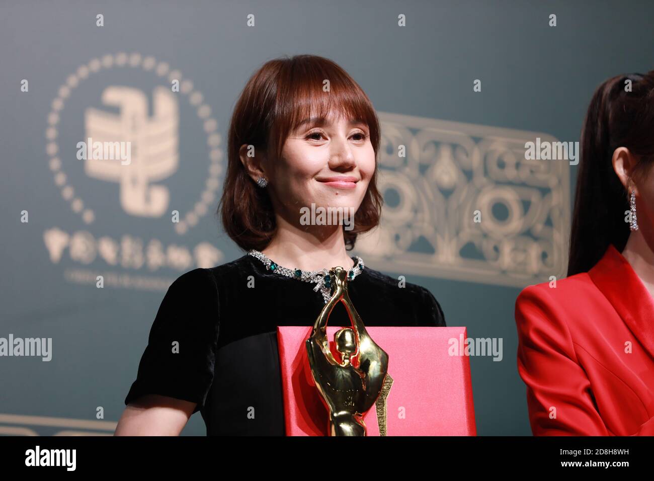 Chinese actress and singer Yolanda Yuan wins the Best Supporting Actress Award of the 35th Hundred Flowers Awards in Zhengzhou city, central China's H Stock Photo