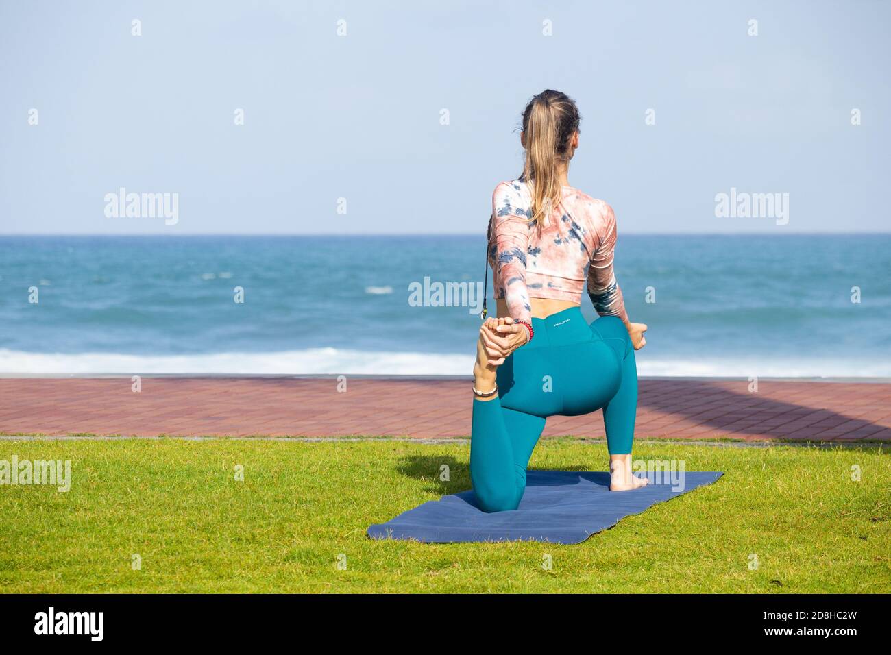 Las Palmas, Gran Canaria, Canary Islands, Spain. 30th October 2020. Yoga session overlooking the city beach in Las Palmas on Gran Canaria. Brits returning from The Canary Islands will no longer have to self isolate. The Canary Islands are the only region of Spain exempt from the new state of emergency measures announced by the Spanish government on Sunday. 25th, October. Credit: Alan Dawson/Alamy Live News. Stock Photo