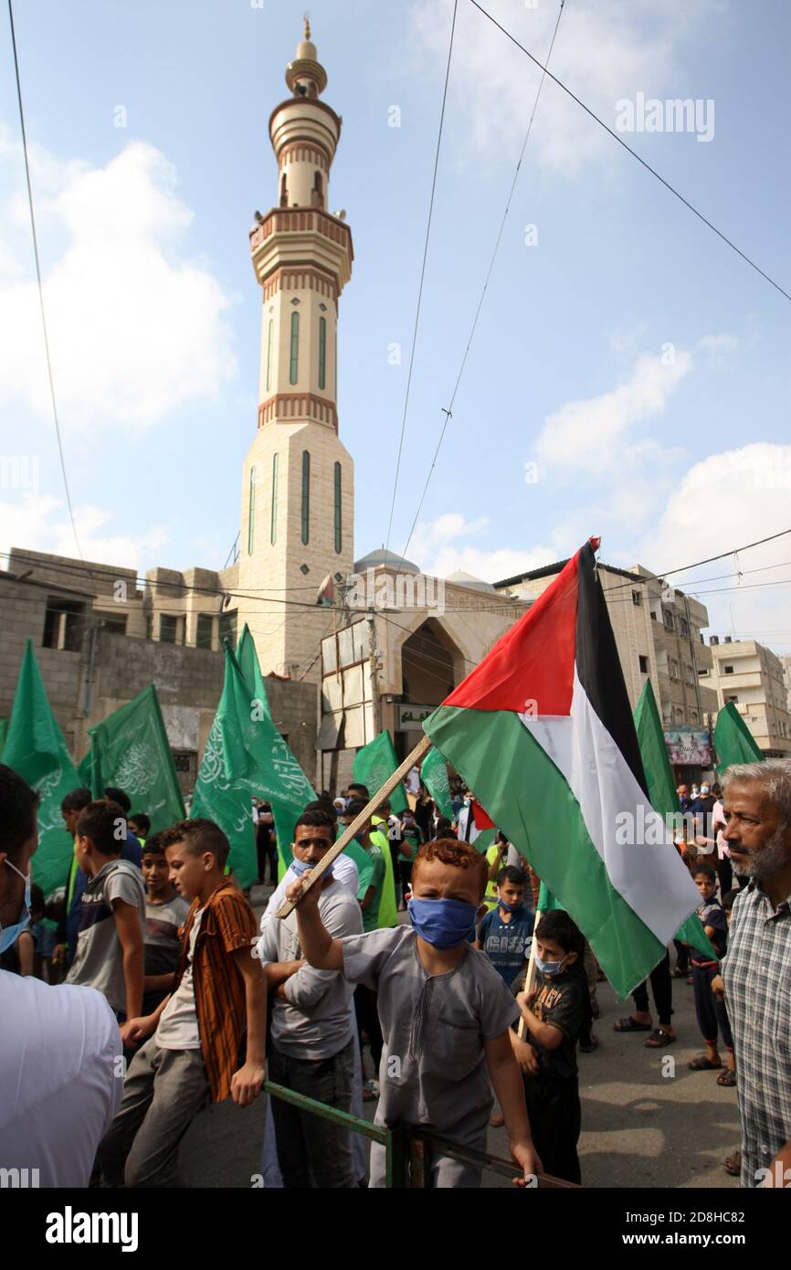 Rafah, Gaza. 30th Oct, 2020. Palestinians carry flags as they protest against the publications of a cartoon of Prophet Mohammad in France during a demonstration in Rafah in the southern Gaza Strip, on Friday, October 30, 2020. The Palestinians also protested the remarks by French President Emmanuel Macron condemning what he called 'an Islamist terror attack' in Nice while also defending the freedom of expression. Photo by Ismael Mohamad/UPI Credit: UPI/Alamy Live News Stock Photo