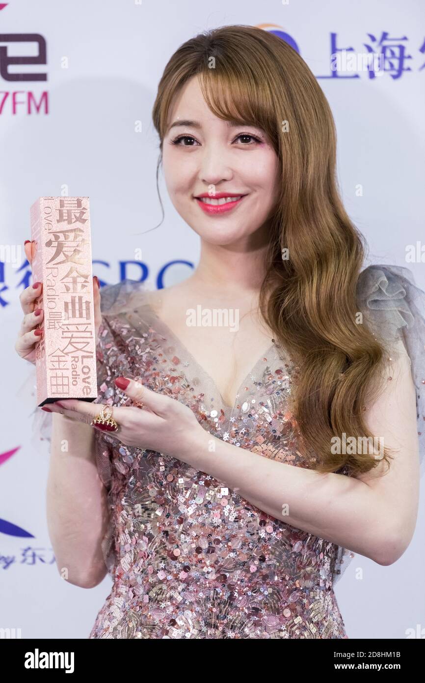 Ellikdan ortiq porno Hamma odamlar yalangoch, külotsiz.