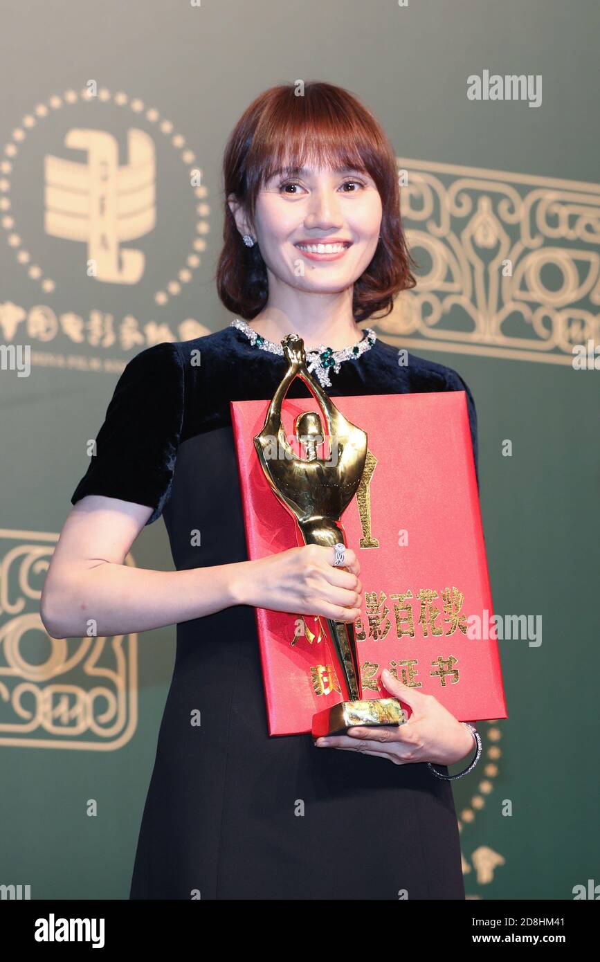 Chinese actress and singer Yolanda Yuan wins the Best Supporting Actress Award of the 35th Hundred Flowers Awards in Zhengzhou city, central China's H Stock Photo