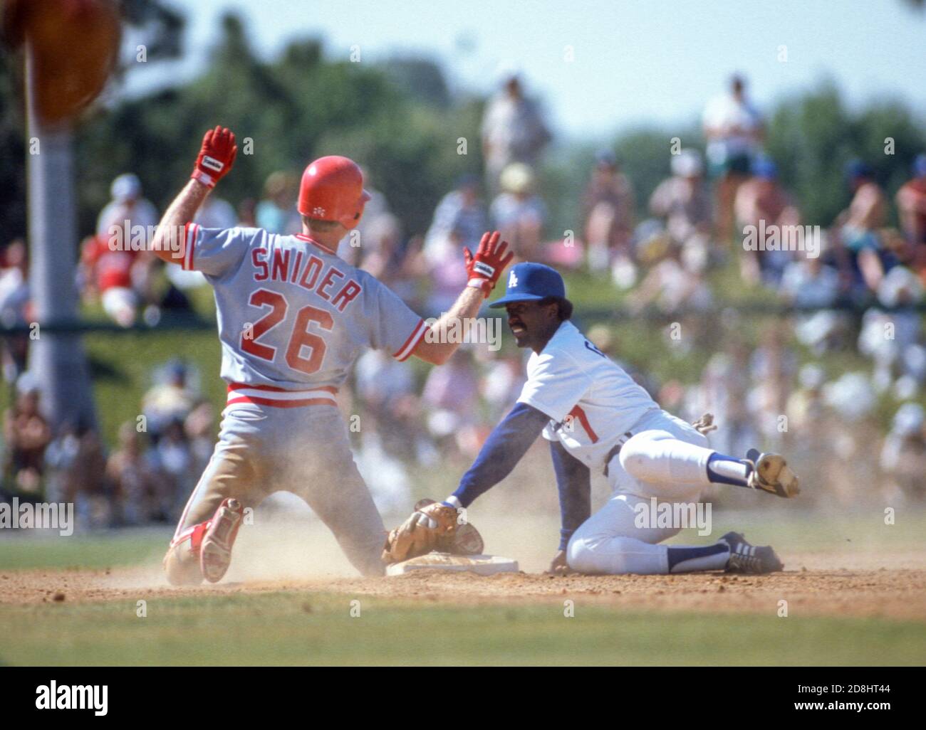 Los Angeles Dodgers Alfredo Griffin, right, tags out Cincinnati Reds