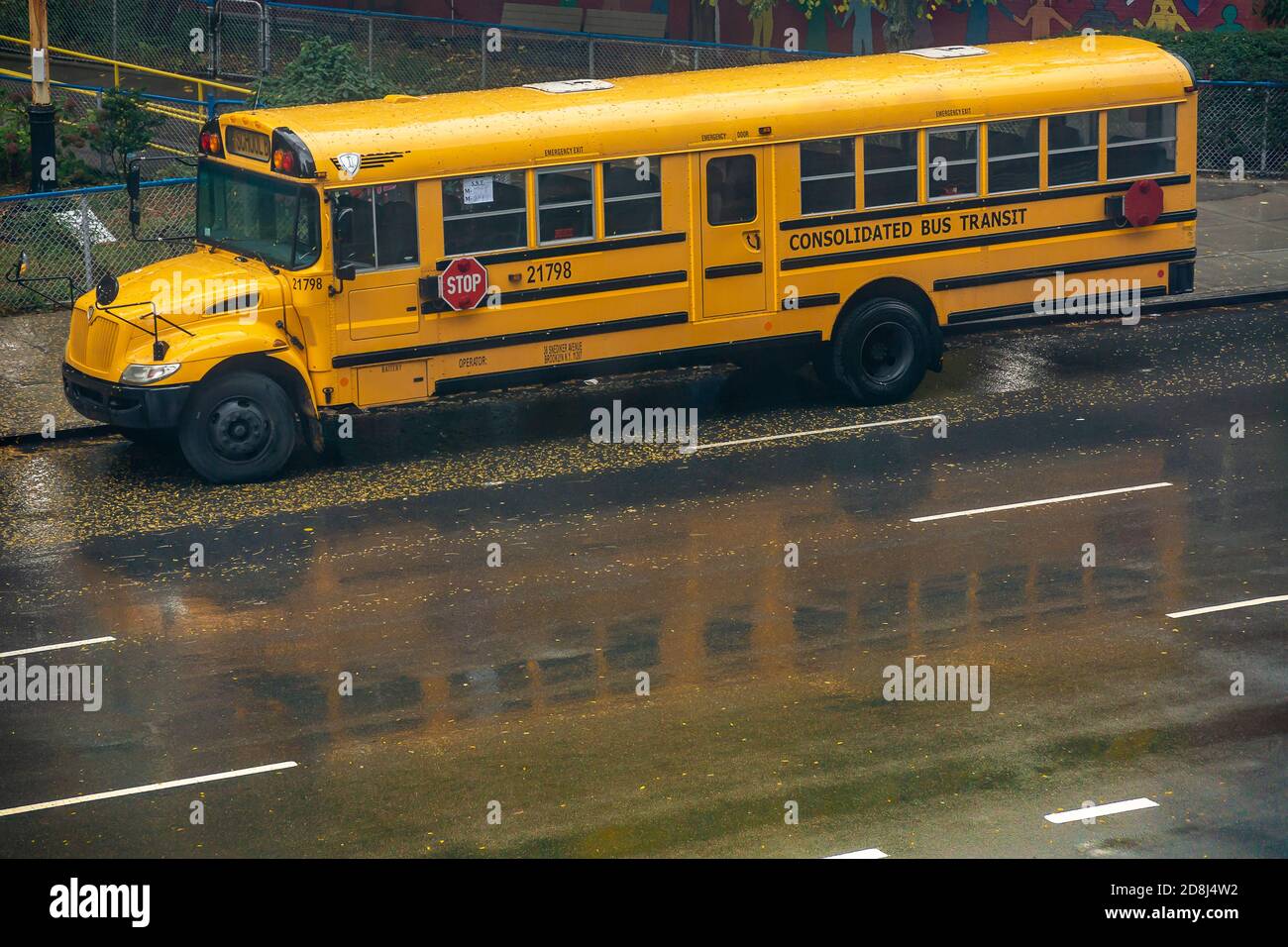 School bus parked outside PS33 in Chelsea in New York on a wet Thursday, October 29, 2020. (© Richard B. Levine) Stock Photo