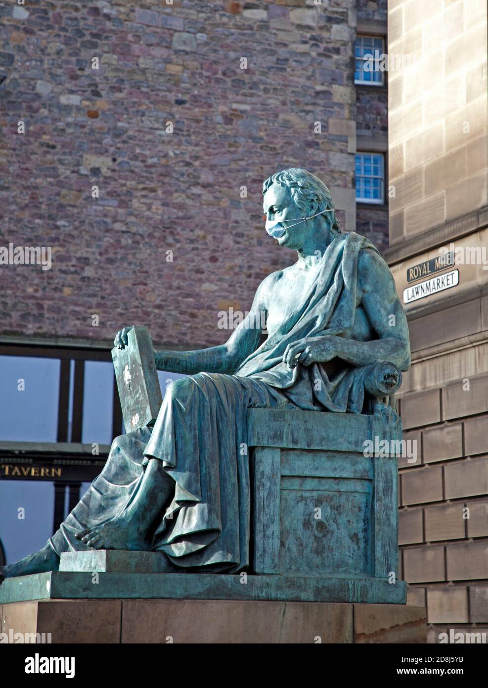 Edinburgh Lawnmarket, High Street,  city centre, Scotland, UK. 30 October 2020. David Hume statue with mask in the centre. Stock Photo